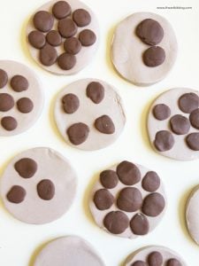 Chocolate chip cookie fun inspired by the classic book if you give a mouse a cookie. Playdough mat for counting fun at @theartkit www.theartkitblog.com