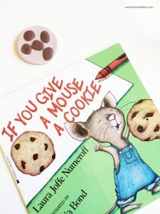 Chocolate chip cookie fun inspired by the classic book if you give a mouse a cookie. Playdough mat for counting fun at @theartkit www.theartkitblog.com