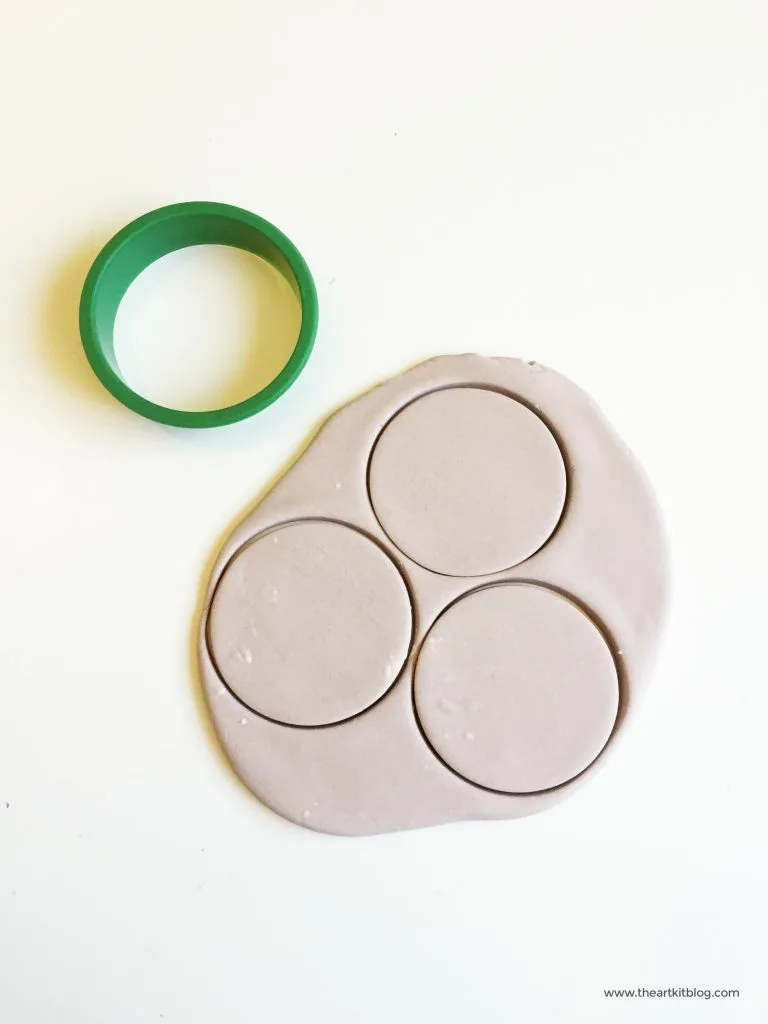 Chocolate chip cookie fun inspired by the classic book if you give a mouse a cookie. Playdough mat for counting fun at @theartkit www.theartkitblog.com