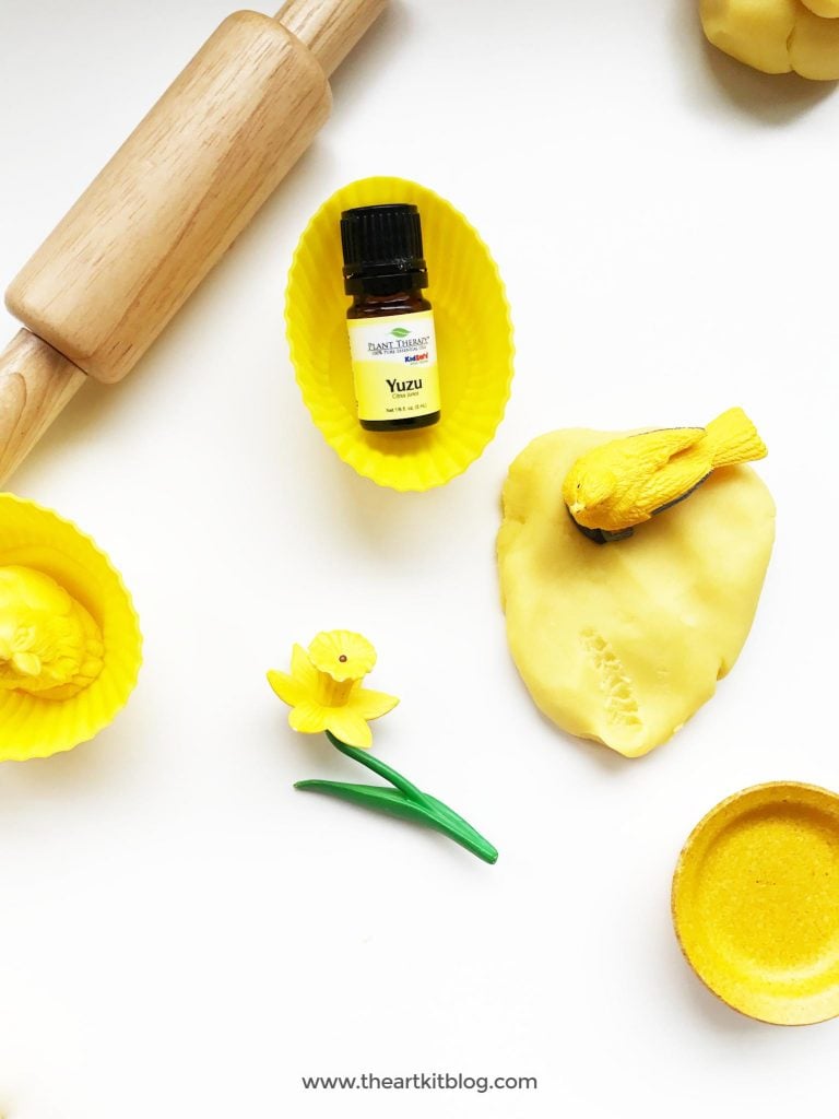 How to make playdough with essential oils - yuzu essential oil from plant therapy - playdough recipe from the art kit via @theartkit