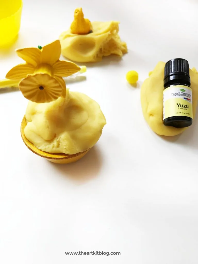 How to make playdough with essential oils - yuzu essential oil from plant therapy - playdough recipe from the art kit via @theartkit