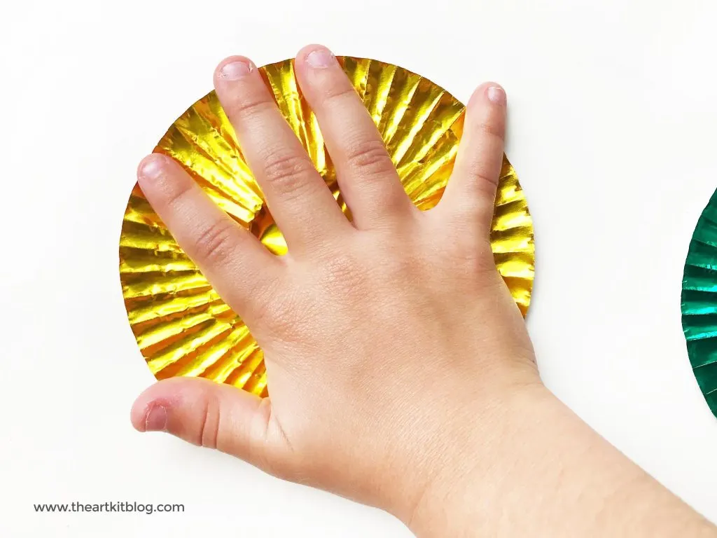 Cupcake liner flower craft easy craft for toddlers preschoolers from the art kit blog
